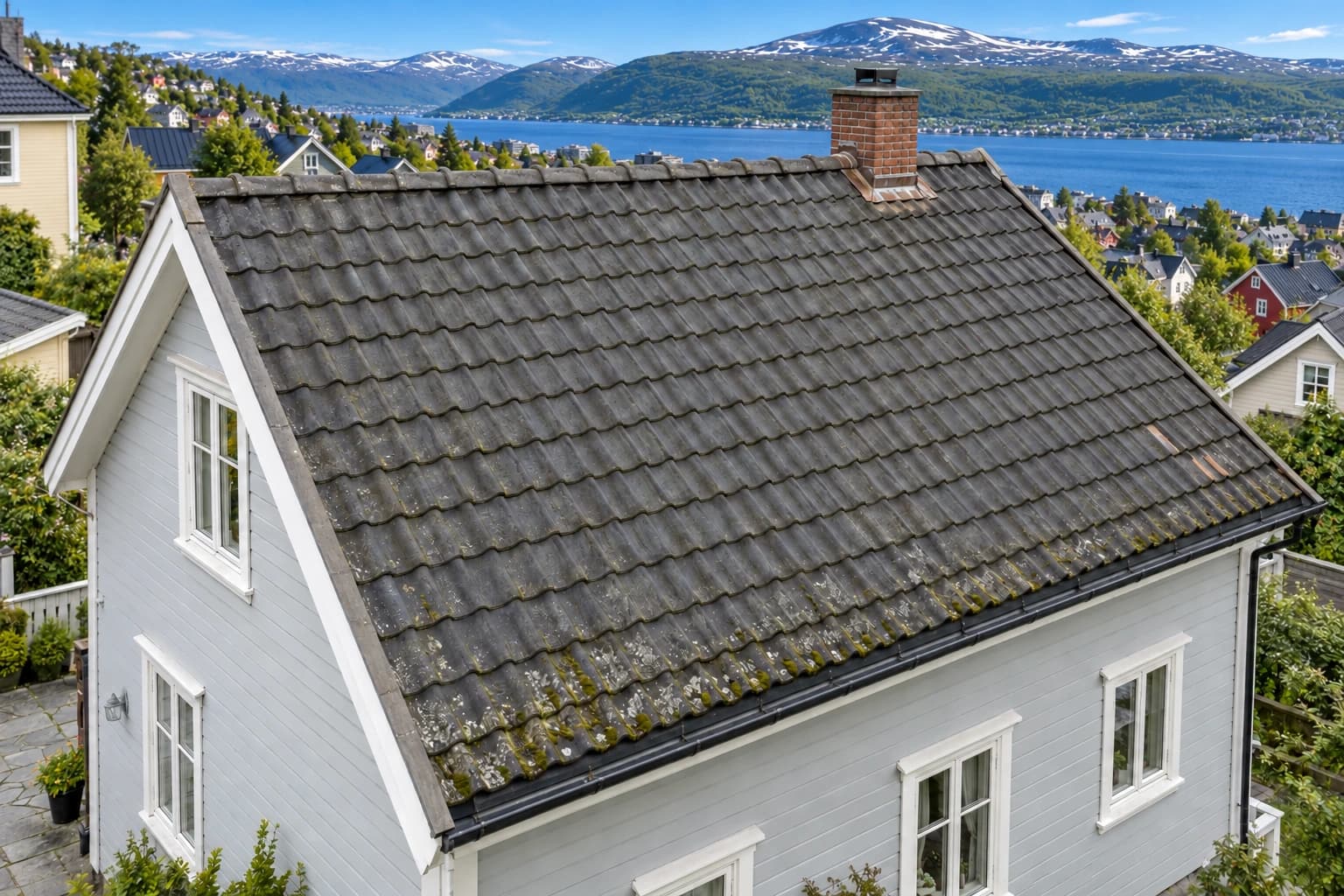 Illustrert eldre betongsteinstak i et bomiljø inspirert av Tromsø